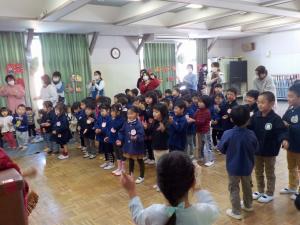 「うれしいひなまつり」を踊る子ども達