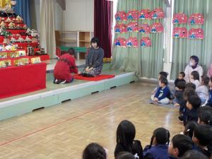 お茶会の場面を再現する保育士