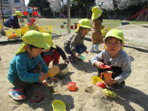 砂場で遊ぶ子の画像