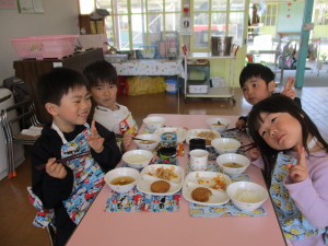 クラスの友達と給食を食べる子の画像