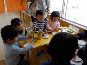 箸を使っておすしを食べようとしている画像