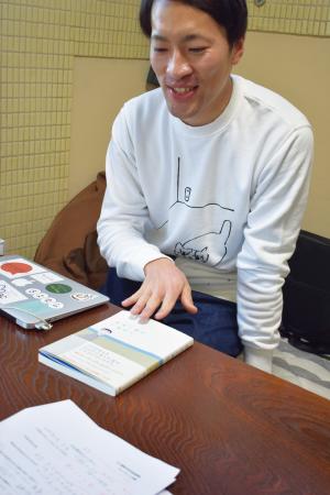 遠浅の部屋を紹介する児玉さん