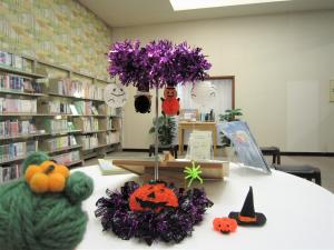 この写真は図書館の中のハロウィンの飾りです。