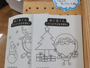 この写真は児童室で配布しているめくるくんのクリスマス塗り絵です。