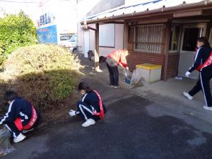 西浦中学校生徒会活動「はぁとぷろじぇくと」による名鉄西浦駅美化活動