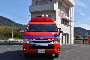 正面から指揮車を撮影