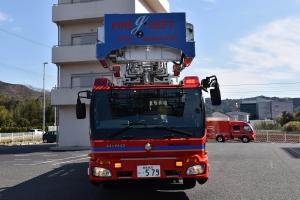 はしご車を正面から撮影したものです。