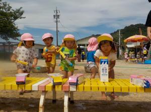 水鉄砲をで的を倒す子ども