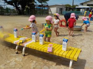 的あてをする子ども