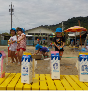 水鉄砲で的あてをする青組