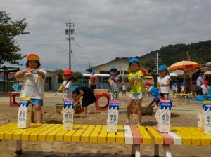 的当てをする赤組、青組