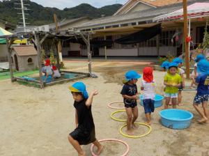 水風船を投げる青組