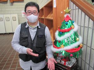 この写真はホイルモデラ―箔屋スフィカさんとクリスマスツリーです。