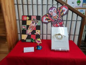 この写真は図書館のお正月かざりです。