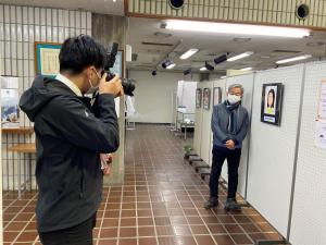 この写真は新聞社取材の様子です。