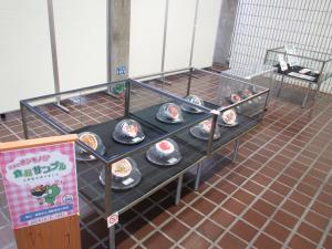 この写真は食品サンプルの展示の様子です。