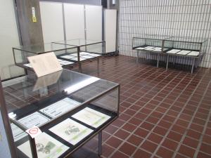 この写真は図書館の中の様子です。