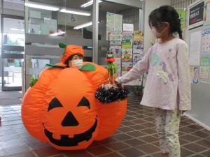 この写真は、昨年のハロウィンギフトの様子です。