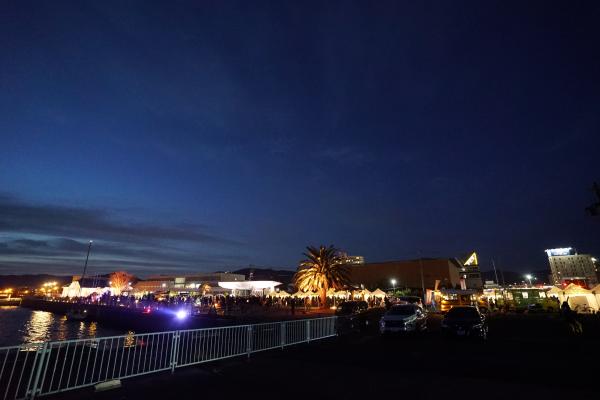 夜の会場風景