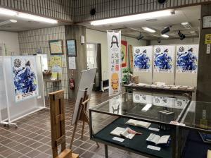 この写真は展示会の様子です。