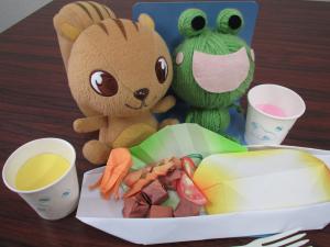 この写真はぬいぐるみが嬉しそうにパーティーをしている様子です。
