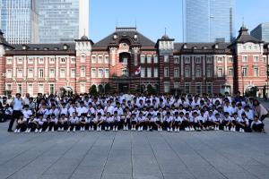 この写真は、東京駅の前で撮った写真です。