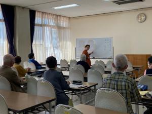 この写真は蒲郡市民会館での蒲郡川柳会の様子です。