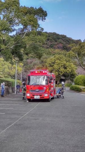 消防士機材を準備している状況