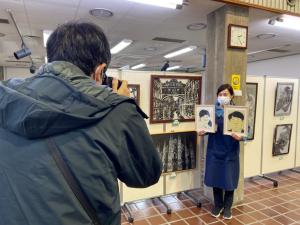 この写真は新聞社の取材の様子です。