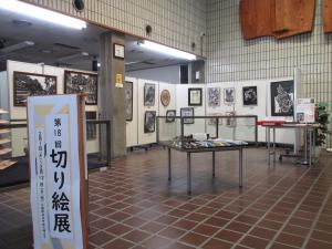 この写真は蒲郡切り絵同好会の切り絵展です。