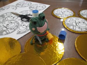 この写真はメダル作りの様子です。