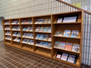 この写真はブラウジングルームの展示の様子です。