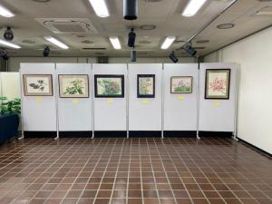 この写真は花や植物を描いた展示作品です。