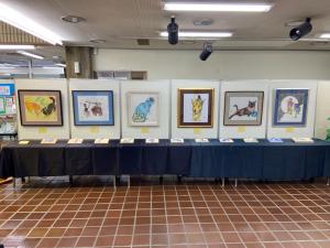 この写真は猫や犬などを描いた展示作品です。