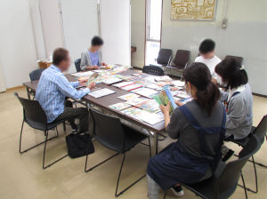 この写真は第8回多読ひろばの様子です