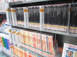この写真は英文多読の棚のシリーズ札の写真です。
