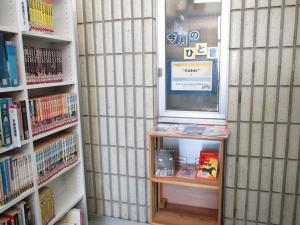 この写真は英文多読の新しい棚と今月の特集コーナーの写真です。