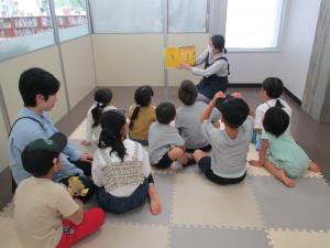 この写真はぬいぐるみとおはなし会の様子です。