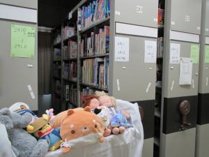 この写真はぬいぐるみが探検している様子です。