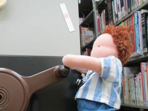 この写真はぬいぐるみが探検している様子です。