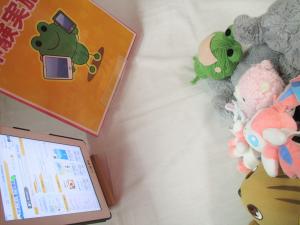 この写真はぬいぐるみが電子図書館を体験している様子です。
