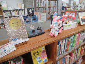 この写真はぬいぐるみが児童室にいる様子です。