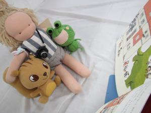 この写真はぬいぐるみの読書タイムです。