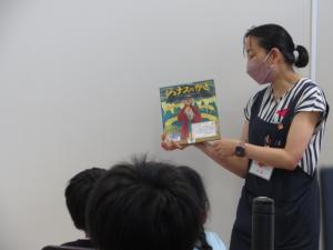 この写真は読書感想文教室の様子です