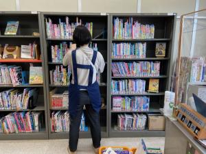 この写真は分室で書架整理をしているところです。