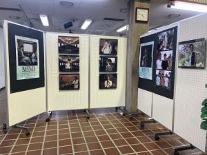 この写真は図書館展示室の様子です。
