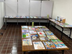 この写真は教科書展示会で教科書が並んでいる様子です。