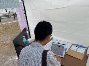 この写真はお客さんが電子図書館の体験をしているところです。