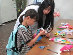 この写真は笹飾りを作っている様子です。