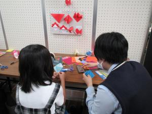 この写真は笹飾りを作っている様子です。
